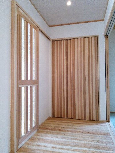 人気の高いストライプの造作建具