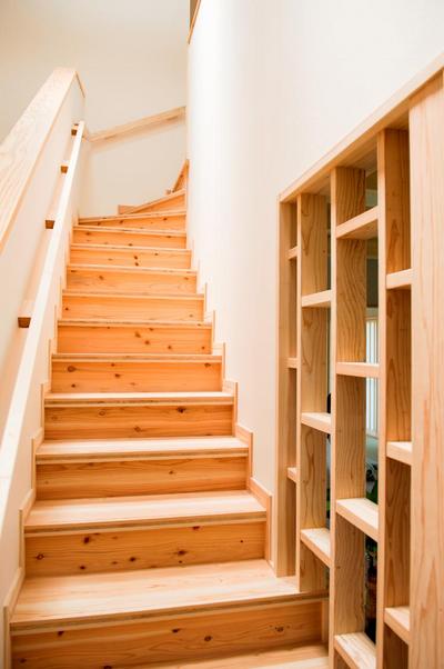 天窓効果で明るい階段は緩い勾配で昇り降りも負担がありません。リビング階段の手すり格子は空間のアクセントに。