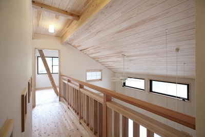 2階にいても家族の気配がほどよくわかる広々とした吹抜け。天井にも小国杉を張り巡らせています。