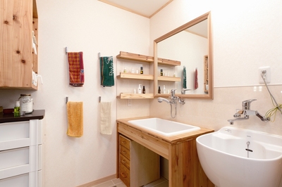 無垢材のオリジナル洗面台の横には洗濯物の手洗いに便利な大きな洗濯流しも用意。