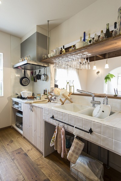 キッチンはかわいさとデザイン重視でご依頼を受けました。
棚に設けたワインラックは取りだしやすく、また見せる収納を楽しめる。