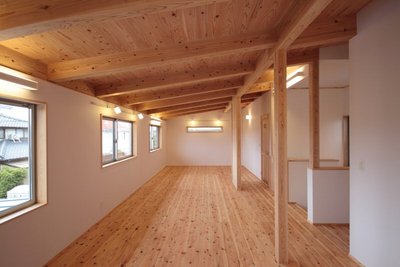 走り回れるほど広い子ども部屋。壁と柱があるのは、大きくなったら部屋を分けられるようにとの考えから。