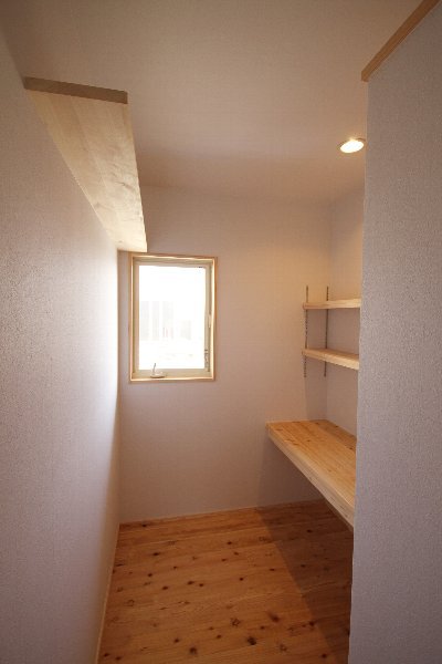 二階ホールの横には、カウンターデスクを造作し、書斎を設けました。