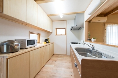 キッチンまわりは家事動線を考えて設計。キッチン内に造作の収納棚を多めにつくり、食器や雑多なモノなどは隠すのがシンプル思考の奥様のこだわり。