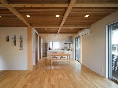 料理も楽しくなる明るく機能的なキッチン。