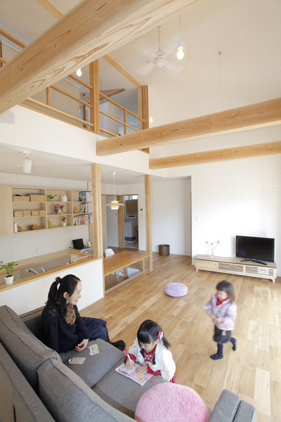 大きな窓と、吹抜けから差し込む日差しで、
開放感ある明るいリビングです。