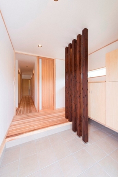 とても広い玄関は明り取りを重視。ご主人さまがオーダーした飾り柱のデザインがインパクトのある玄関に。