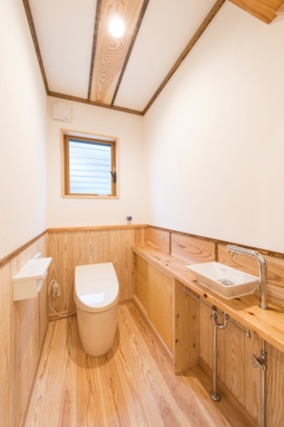 トイレは天井の装飾や腰見切りに桜や竹を使った素晴らしいあしらい。
