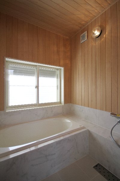 壁は一面、ヒバ板貼りの浴室。南に配置した浴室はカビが生えにくいという利点も♪