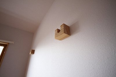 インテリアにもなる、かわいい木の物干し竿受け