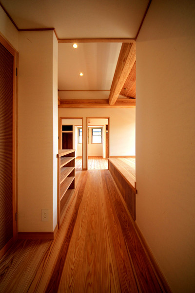 プライベート空間となる２階は、ホールを挟んで子ども部屋と主寝室をレイアウト。一段床が高くなっているスキップフロアは、多目的に使えるファミリースペース。子どもの遊び場や趣味の空間として重宝します。