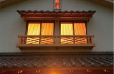 格子から部屋の柔らかな灯りがもれる。