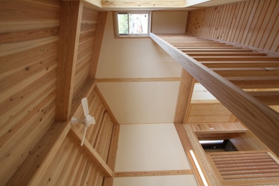 吹き抜けに面して設けられたキャットウォーク。いろいろと便利です♪