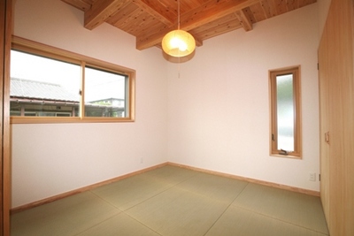 来客時は個室として対応できる和室。リビング・ダイニング・和室と縦長に広がった間取り。
2階に上がらなくてもそこで身支度ができるように姿見も収納できる2帖分の広い納戸をつくりました。