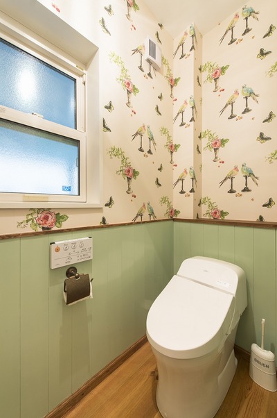 洋書の一ページに登場しそうなイギリス壁紙をあしらったトイレ。 洋書の一ページに登場しそうなイギリス壁紙をあしらったトイレ。