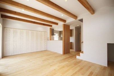 白を基調とした爽やかな風が通るＬＤＫ。床はメープル材を使用。