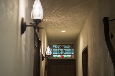 玄関ホールは北側に面しているので、明り取りの高窓やステンドクラスで暗くならないように注意しました。
このステンドグラスは100年前のアンティークを使っています。