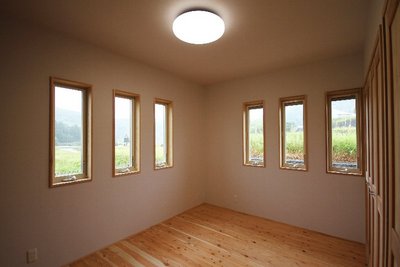 たくさん設けた窓からたっぷりの自然を感じれる室内