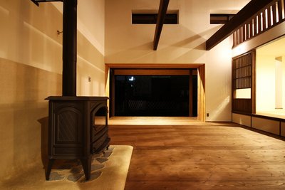 冬は薪ストーブで暖をとるスタイル。奥のガラス戸を大開口すると、内と外が一体となる空間を楽しめます。 冬は薪ストーブで暖をとるスタイル。奥のガラス戸を大開口すると、内と外が一体となる空間を楽しめます。