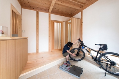 玄関は自転車のメンテナンスができるように広さを取り、間口の広い引戸に。直接、キッチンに行ける便利な動線。