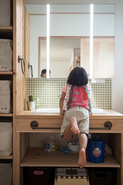 優しい表情の無垢材とモザイクタイルを使って造作した洗面台。緑色のタイルは奥様セレクト。 優しい表情の無垢材とモザイクタイルを使って造作した洗面台。緑色のタイルは奥様セレクト。