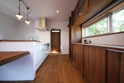 チェッカーガラスをはめ込んで仕上げたオリジナル造作建具。この空間にとても馴染みます。