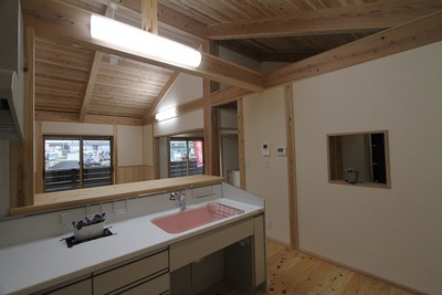 キッチンのわきの壁には玄関をのぞける小窓。ちょっとした植物を飾ったりするのにちょうどいい