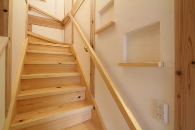 階段に設けたニッチは色々なものを飾るのが楽しみになる場所
