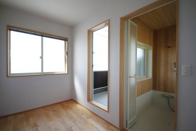 バルコニーと浴室に繋がる二階脱衣室
