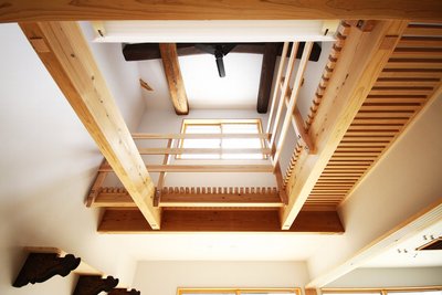 重厚感のある吹抜け上部の梁材