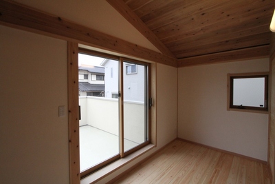 二階には、お天気を気にせずに洗濯物を干せる物干しスペース 二階には、お天気を気にせずに洗濯物を干せる物干しスペース