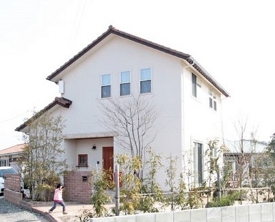 すっきりシンプルな玄関。真っ白な外観にぴったりのナチュラルティストに。