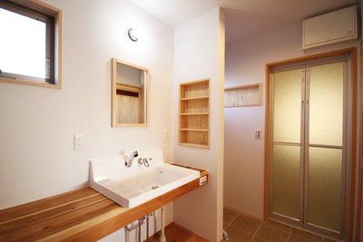 洗面・脱衣・浴室。水回りをまとめられていながらも、それぞれが独立した空間にし、十分な広さを備えています。 洗面・脱衣・浴室。水回りをまとめられていながらも、それぞれが独立した空間にし、十分な広さを備えています。