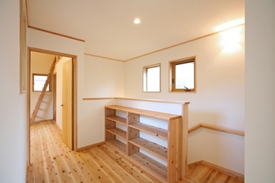 2Fの踊り場には本棚を設置。