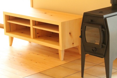 大工さんが手造りのTV台は薪ストーブの脚とおそろいに