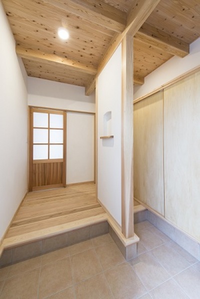 上がり口には家族用と客用の2つに分けて壁面には大きな収納を設け、片付けやすいつくりに。