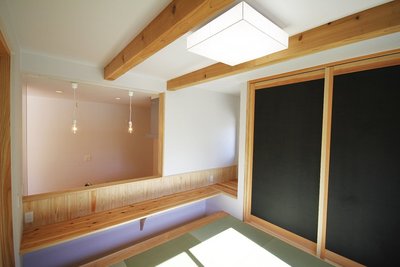 カウンターを造作し、椅子の代わりにもなるように、足を入れるスペースも考慮した和室