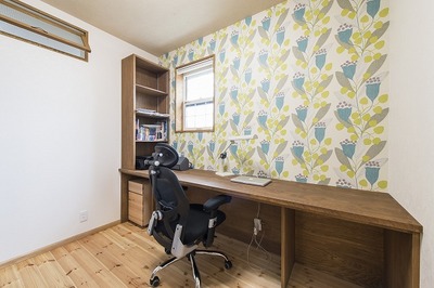 書斎。書類をたくさん出しても十分に作業スペースがとれるように設計。