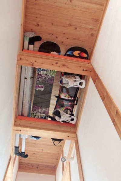 梁を上手に活用して、趣味の品々を収納。
お洒落なインテリアの一部にもなっている。