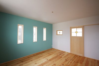 二階寝室はブルーの壁が爽やかな雰囲気にしてくれる室内に。