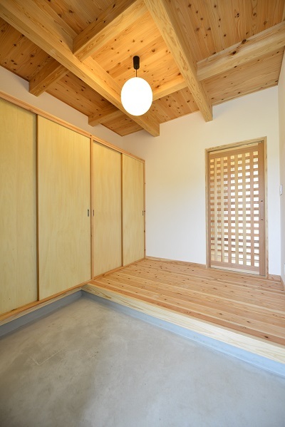 大容量の収納があるスッキリとした玄関。格子模様の造作の引戸を開けるとリビングに直結している。 大容量の収納があるスッキリとした玄関。格子模様の造作の引戸を開けるとリビングに直結している。