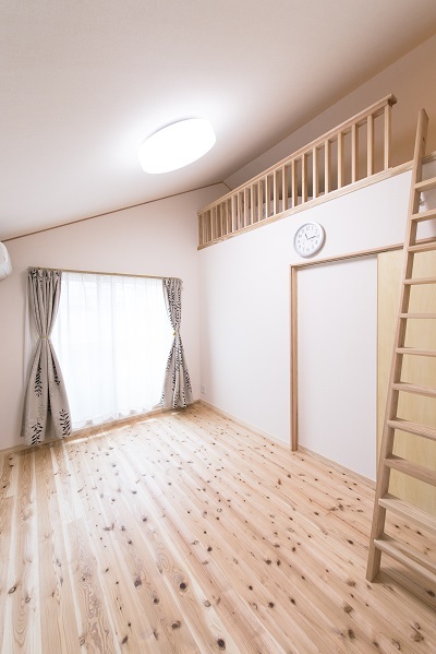 主寝室は傾斜天井で広々と開放的。ロフトには来客用布団など、普段使わないものを収納。 主寝室は傾斜天井で広々と開放的。ロフトには来客用布団など、普段使わないものを収納。