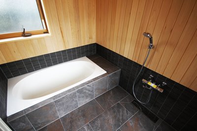 無垢材と大理石のコントラストがかっこいい浴室