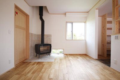 子世帯のリビングには存在感のあるドブレの薪ストーブ 子世帯のリビングには存在感のあるドブレの薪ストーブ