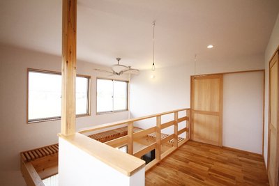 大きな窓からたっぷりと日差しが降り注ぐ、二階のスタディーホール