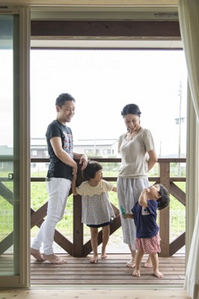 リビングからつながるウッドデッキ。目の前には緑の田畑が広がる。