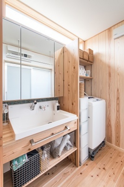 使い勝手の良さとデザインを優先した洗面室。湿気を吸収する杉材を採用。