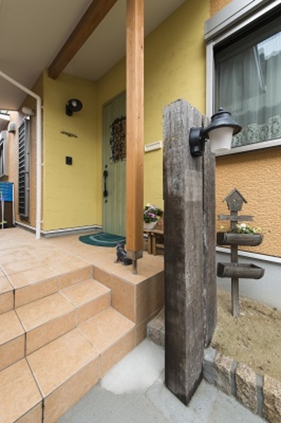 ビタミンカラーが大好きなお施主さま。まるでカフェの様な玄関がお出迎え。