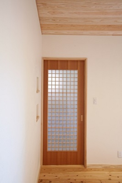 赤みを帯びた杉の建具は全て建具職人であるお施主さまのお父様が造作。 赤みを帯びた杉の建具は全て建具職人であるお施主さまのお父様が造作。