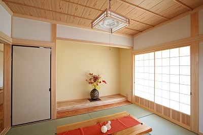 ご両親の部屋は二間つづきの和室。床の間の床板は今までお住まいの家の床板を思い出と共に再利用。心地良い縁側は桧を使用。